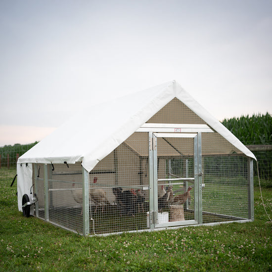 CHICKENTRAKTOR - Mobiler Hühnerstall aus Aluminium ca. 2,4 x 3 m, Gehege für bis zu 65 Hühner